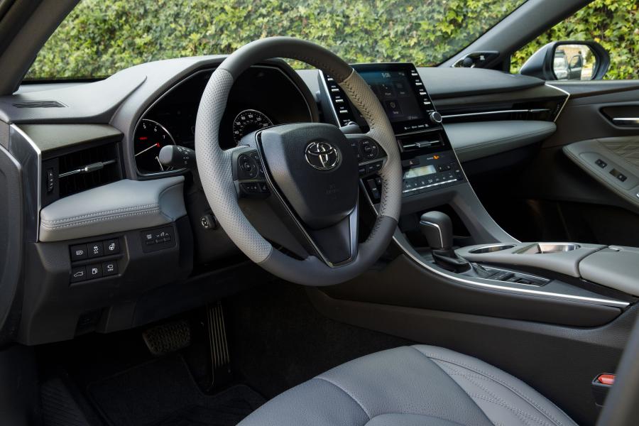Интерьер Toyota Avalon Limited 2018 года  (фото 10 из 12)